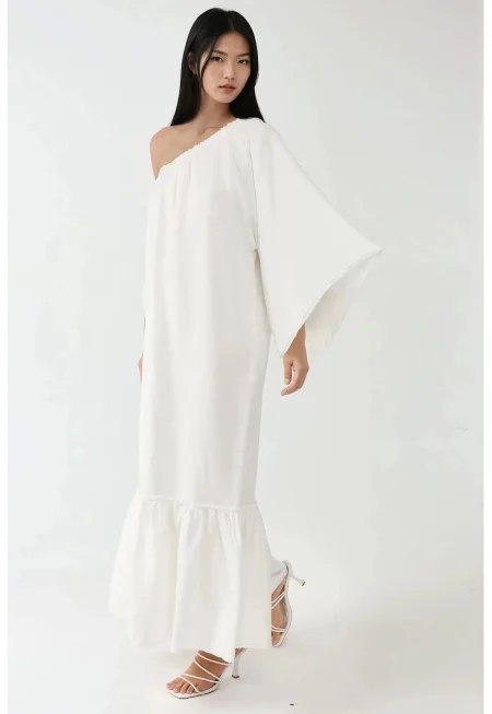 Макси рокля -  асиметрична яка - голи рамене - бяла - текстил
