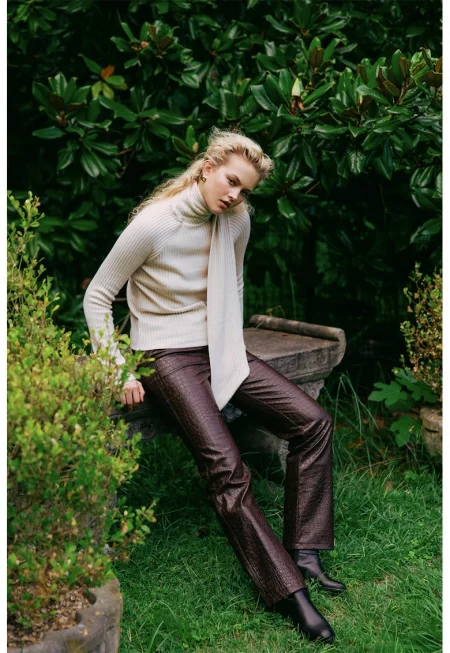 Прав панталон от еко кожа с шагрен - Тъмнокафяв