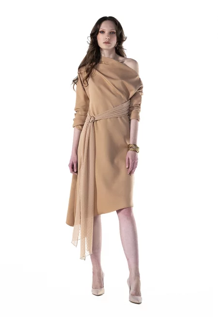 Рокля с голо рамо и връзка от шифон - Бежов