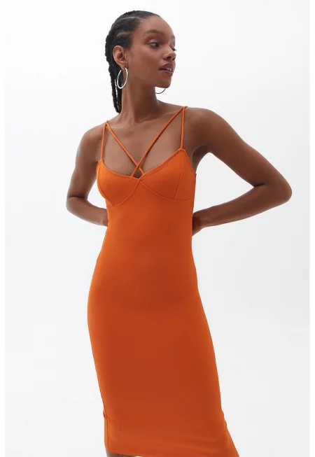 Вталена рокля с кръстосани презрамки - Изгорен портокал