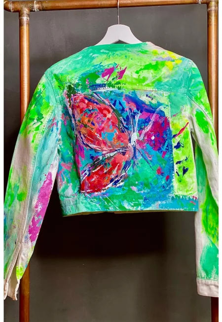 Яке с овално деколте и фигурален десен