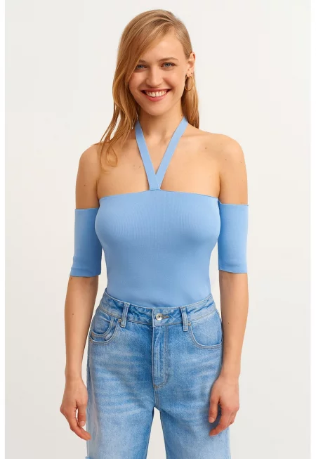 Блуза с голи рамене