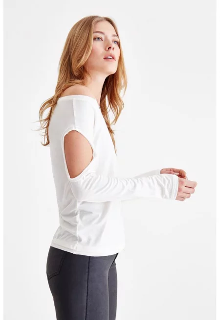 Блуза с голо рамо и отвори