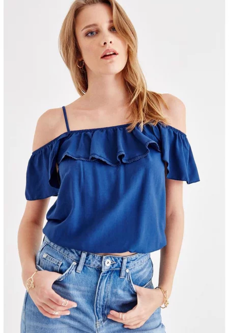 Блуза с отвори на раменете и дипли