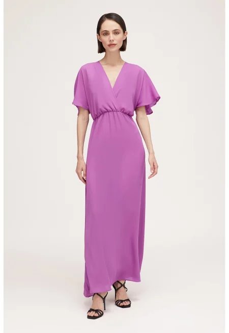 Дълга разкроена рокля със застъпено деколте