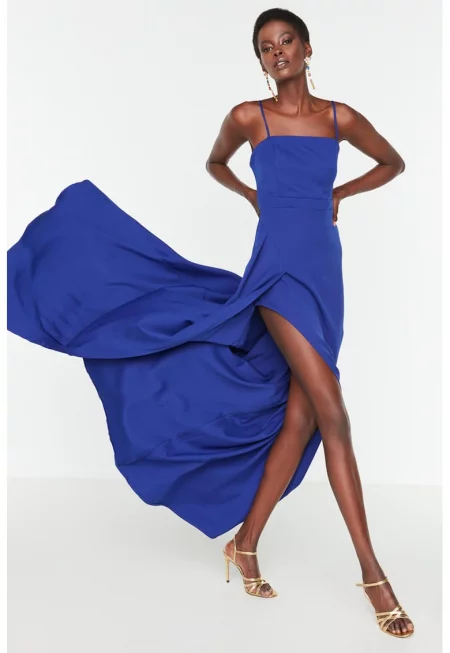 Дълга рокля с дълбока цепка встрани