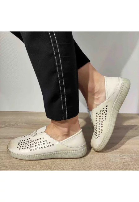 Дамски перфорирани обувки  822 - Кремави - Крем