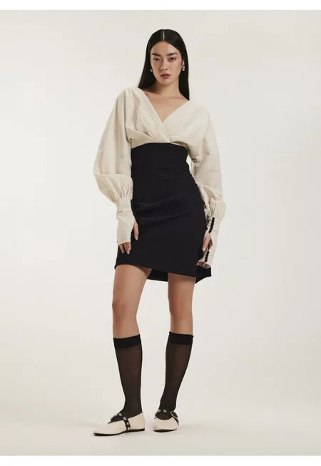 Двуцветна къса шпиц рокля