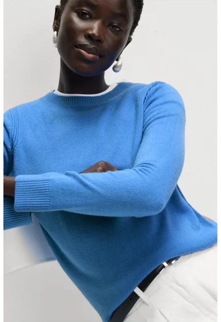 Фино плетен пуловер с овално деколте