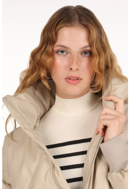 Капитонирано зимно яке с висока яка