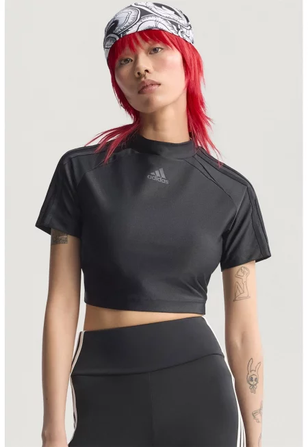 Къса тениска с висока яка