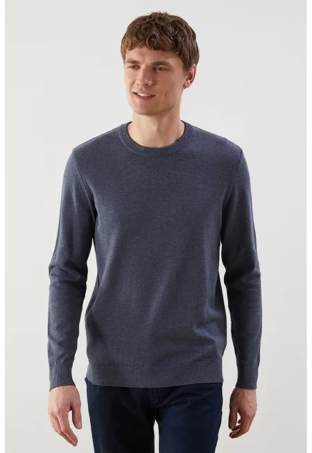 Пуловер с овално деколте