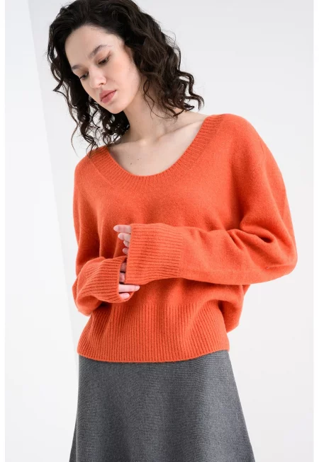 Пуловер с овално деколте