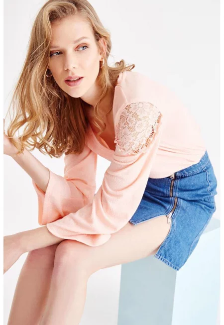 Шпиц блуза с разкроени ръкави и бродерии