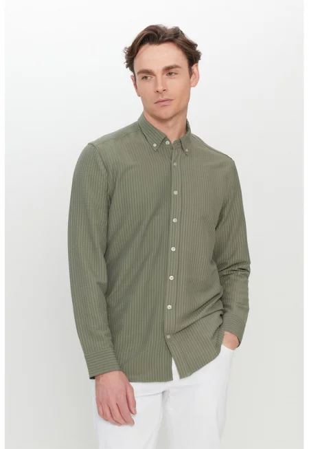 Слим риза с копчета на яката