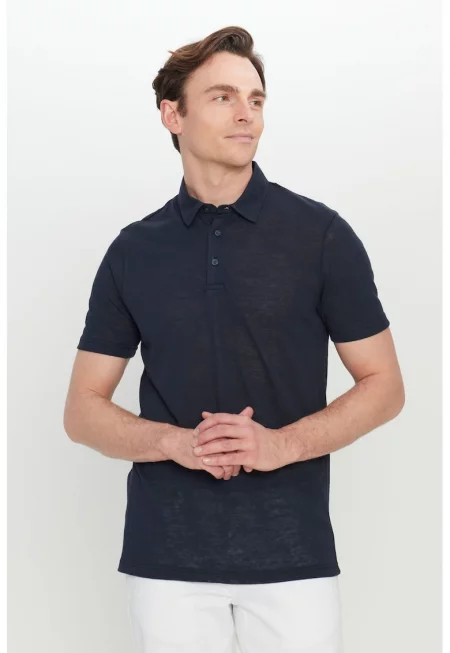 Тениска с яка и цепка с копчета