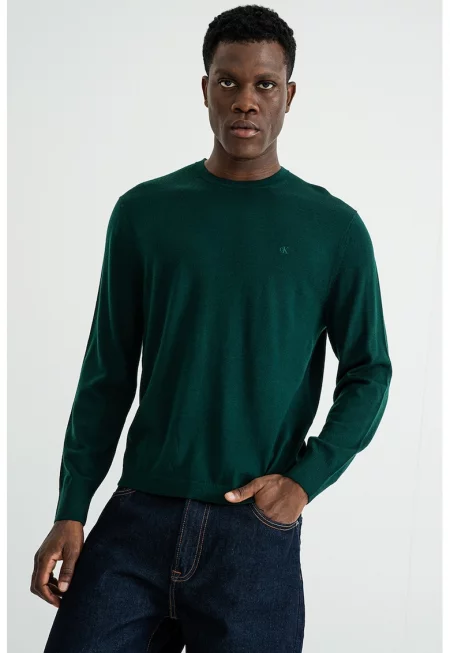 Вълнен пуловер с овално деколте