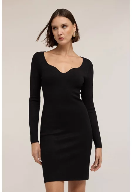 Вталена къса рокля с шпиц