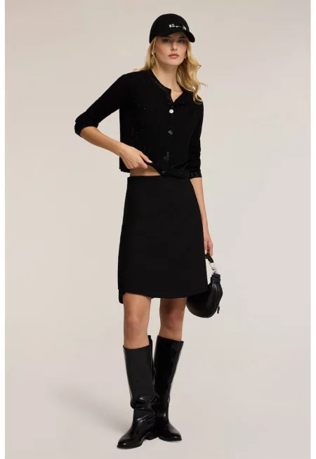 Къса жилетка с бляскави детайли