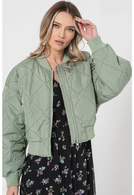 Късо капитонирано бомбър яке
