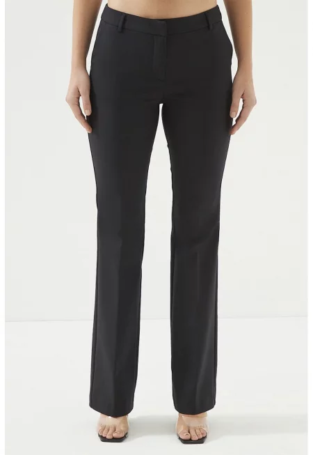 Леко разкроен панталон със средновисока талия