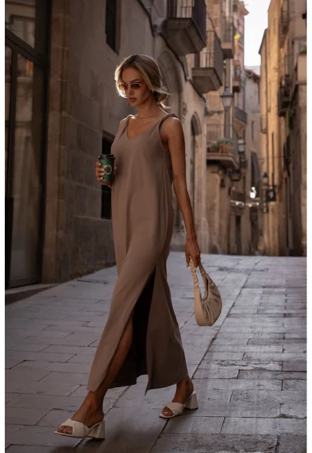 Макси рокля с дълбоко деколте на гърба