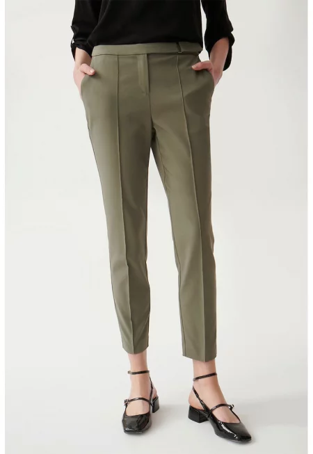 Панталон чино над глезена със средна талия - Каки