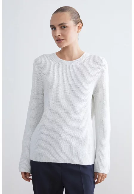 Пуловер с овално деколте