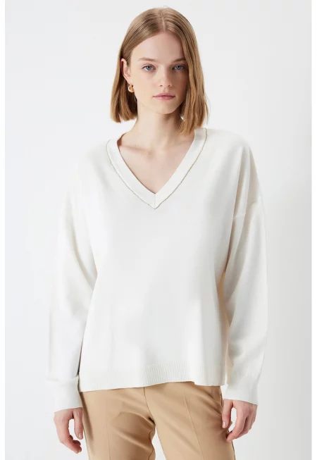 Пуловер с шпиц и паднали ръкави