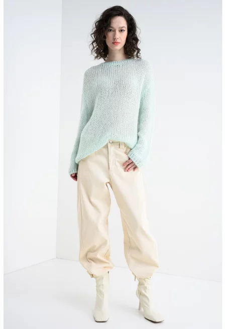 Пуловер с вълна с овално деколте