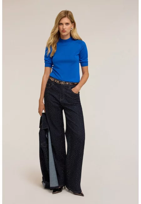 Слим пуловер с овално деколте