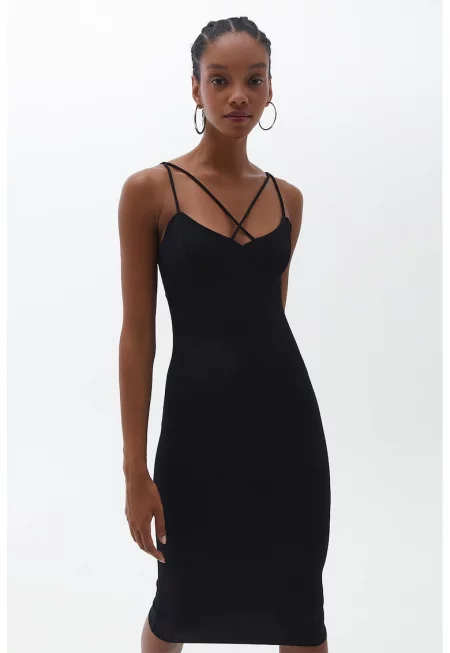 Вталена рокля с кръстосани презрамки - Черен