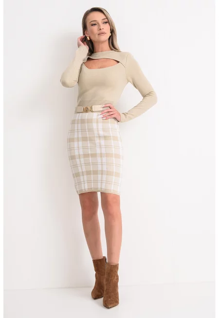 Вталена рокля с отвор