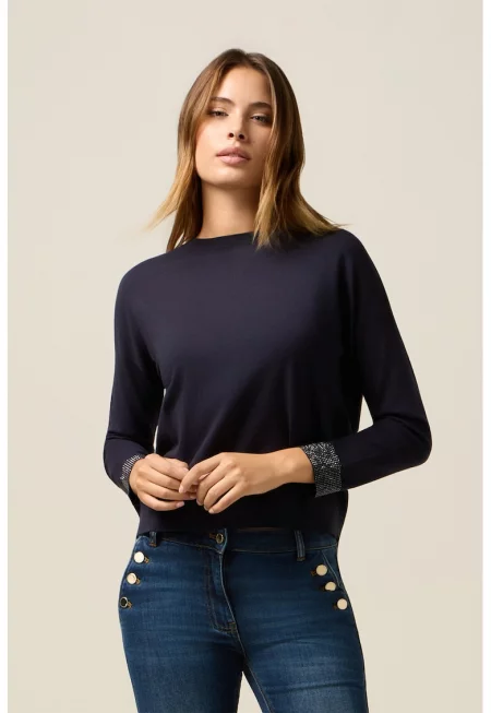 Блуза с декоративни копчета на гърба