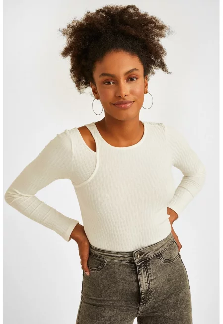 Блуза с отвор на рамото