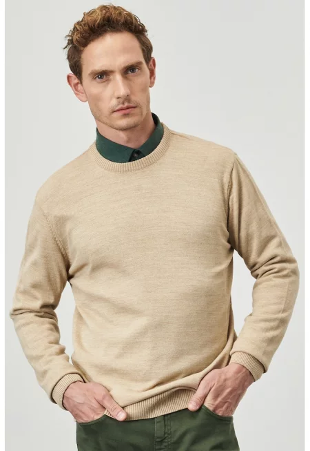 Фино плетен пуловер с овално деколте