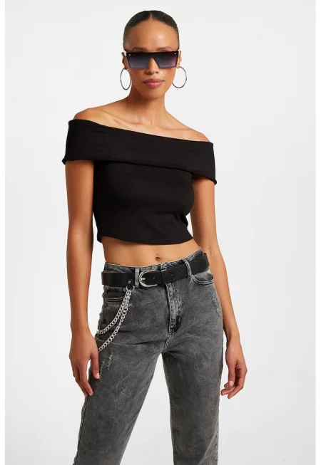 Къса тениска с голи рамене