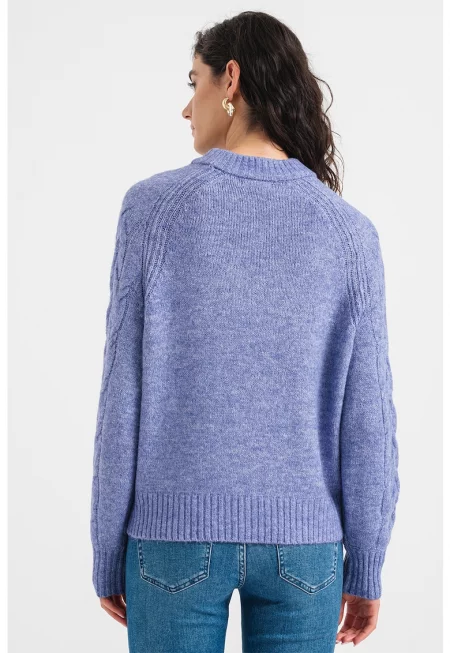 Пуловер с овално деколте