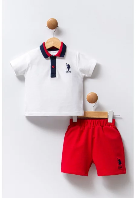 Тениска с яка и къс панталон