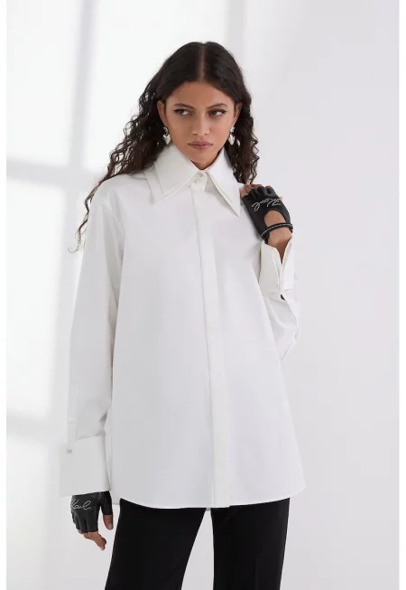 Уголемена риза с остра яка - Бял