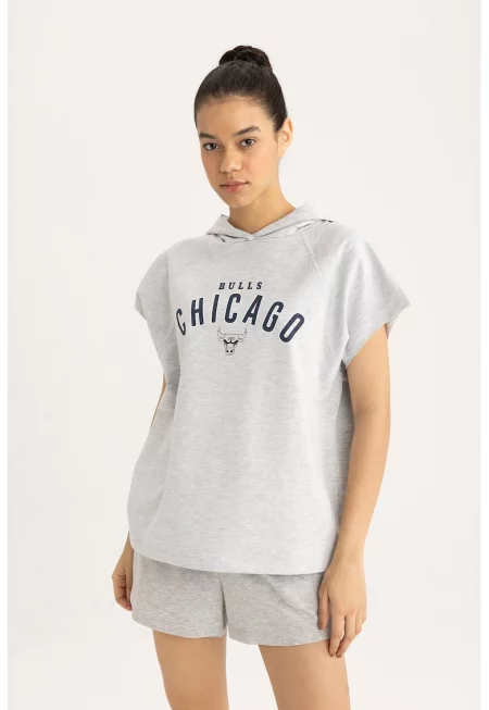 Уголемена тениска с качулка