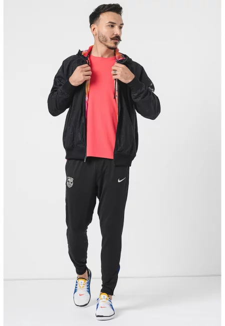 Яке с качулка и лого