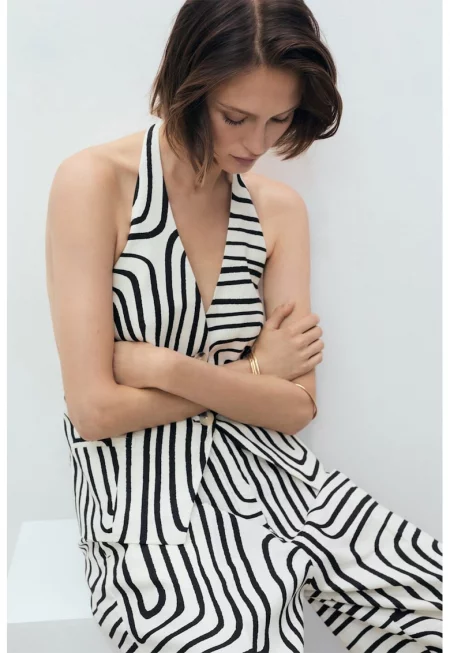 Елек с изрязан гръб и принт