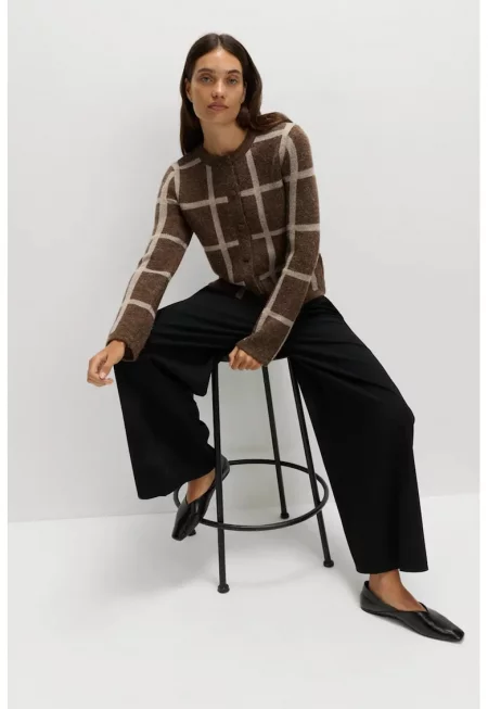 Карирана жилетка с овално деколте