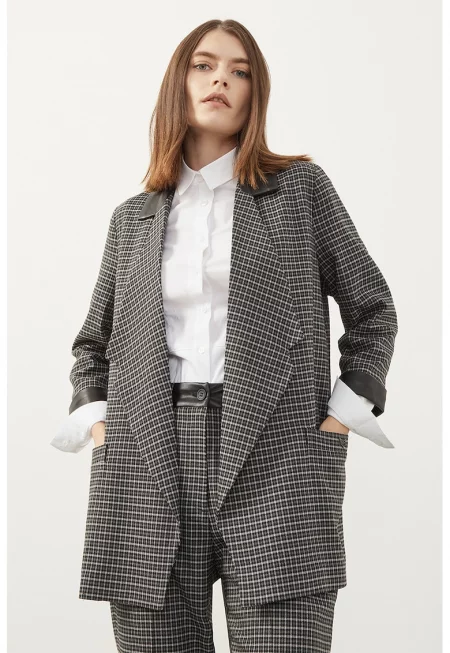 Отворено сако с уголемени ревери