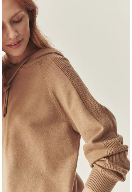 Пуловер с качулка и ръкави реглан