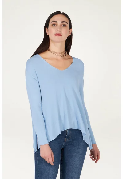 Пуловер с шпиц и цепки встрани