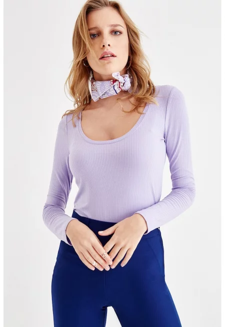 Слим блуза с овално деколте