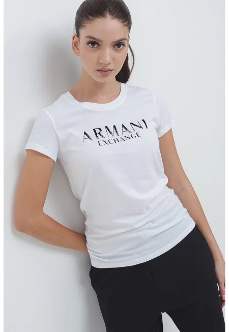 Слим тениска с шарка на гърдите