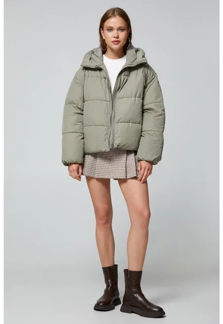 Зимно яке с вата и отделяща се качулка